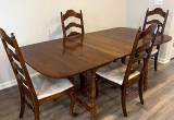 Kitchen table with 2 leafs and 4 chairs